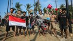 Potret Serunya Lomba Panjat Pinang di Ancol