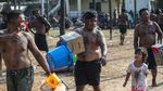 Potret Serunya Lomba Panjat Pinang di Ancol