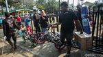Potret Serunya Lomba Panjat Pinang di Ancol