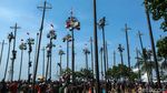 Potret Serunya Lomba Panjat Pinang di Ancol