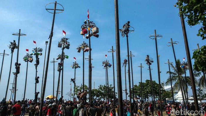 Potret Serunya Lomba Panjat Pinang di Ancol Peserta mengikuti lomba panjat pinang di Ancol, Jakarta, Sabtu (18/8/2024).