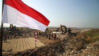 Upacara peringatan HUT ke-79 RI berlangsung di TPA Griyo Mulyo Jabon, Sidoarjo, Jawa Timur, Sabtu (17/8/2024)
