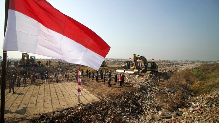 Petugas Dinas Lingkungan Hidup dan Kebersihan Sidoarjo mengikuti upacara peringatan HUT ke-79 Kemerdekaan RI di TPA Griyo Mulyo Jabon, Sidoarjo, Jawa Timur, Sabtu (17/8/2024). Upacara HUT ke-79 RI yang mengusung tema Nusantara Baru, Indonesia Maju tersebut diikuti puluhan petugas kebersihan dan sejumlah karyawan. ANTARA FOTO/Umarul Faruq/wpa.