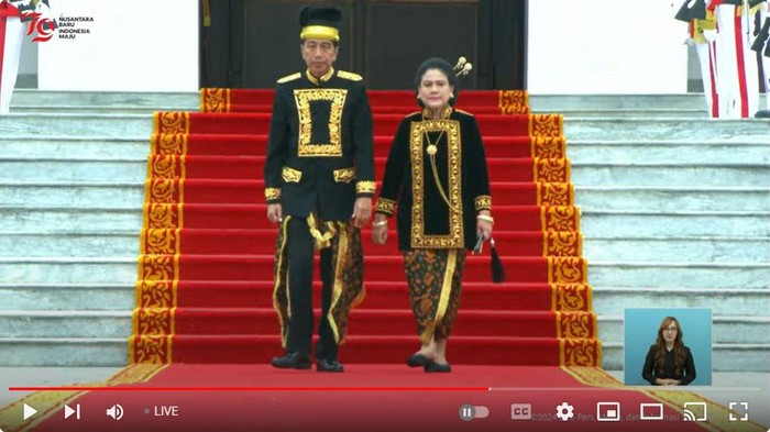 Presiden Jokowi dan Ibu Negara Iriana menggunakan pakaian adat Kustin asal Kutai Kalimantan Timur.
