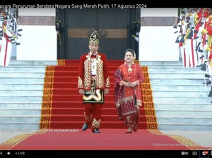 Upacara Penurunan Bendera, Jokowi-Iriana Kompak Berbaju Adat Nuansa Merah