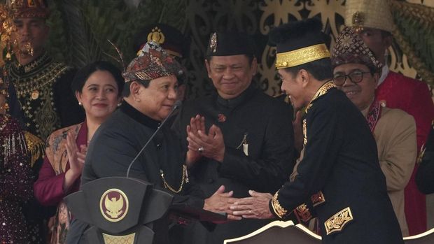 Presiden terpilih Prabowo Subianto dan Presiden RI Joko Widodo saling berjabat tangan usai upacara memperingati HUT RI ke-79 Republik Indonesia di Istana Negara, Ibu Kota Nusantara (IKN), Kalimantan Timur, Sabtu (17/8/2024).. (AP Photo/Achmad Ibrahim)
