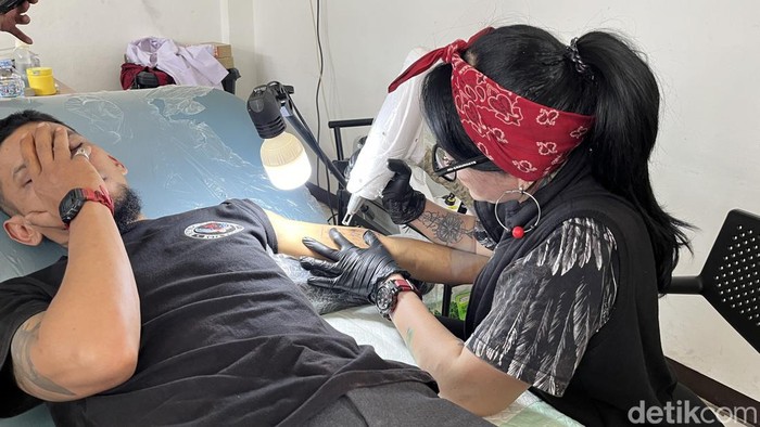 Proses penghapusan tato.