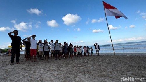 Puluhan anak pantai antusias mengikuti upacara bendera memperingati HUT ke-79 RI di Pantai Kuta, Bali, Sabtu (17/8/2024). (Foto: I Nyoman Adhisthaya Sawitra/detikBali)