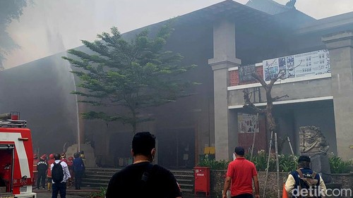 Regu pemadam kebakaran masih berusaha memadamkan api di Pasar Ubud, Gianyar, Bali, hingga Sabtu (17/8/2024) petang.