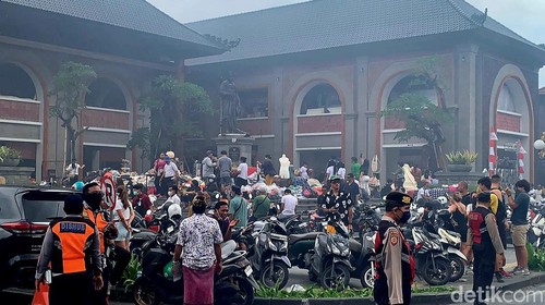 Regu pemadam kebakaran masih berusaha memadamkan api di Pasar Ubud, Gianyar, Bali, hingga Sabtu (17/8/2024) petang.