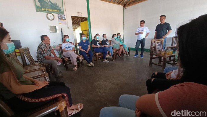 Rektor UMP, Dr Jebul Suroso dialog dengan para Wanita Pekerja Seksual yang ada di Gang Sadar Baturraden, Kabupaten Banyumas, Jumat (17/8/2024).