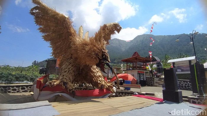 Replika Burung Garuda dengan menghabiskan 3.200 bahan kerangjang berongkos kelengkeng di Basecamp Pendem Gunung Andong, Magelang.