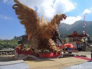 Replika Burung Garuda Jadi Spot Foto Baru di Basecamp Pendem Gunung Andong