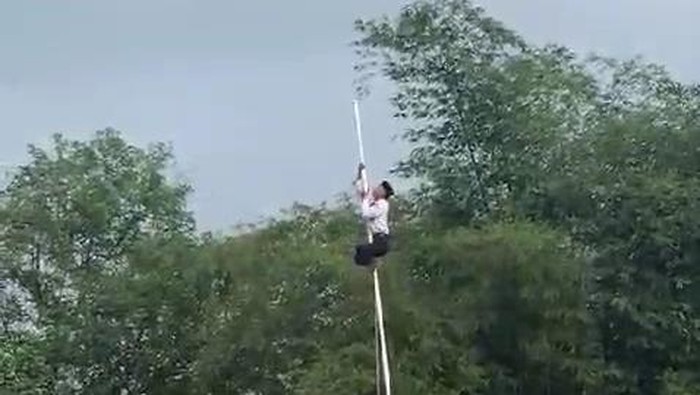 Reza tengah memanjat tiang bendera di Leuwidulang, Tasikmalaya