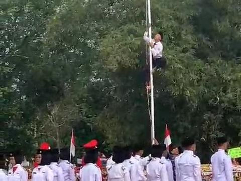 Reza tengah memanjat tiang bendera di Leuwidulang, Tasikmalaya