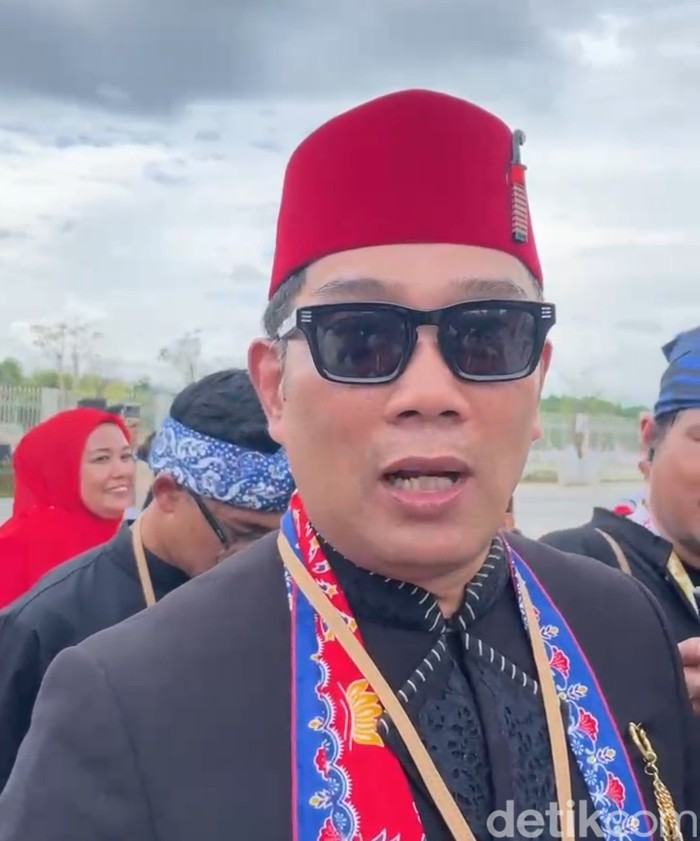 Ridwan Kamil memakai baju adat khas Betawi saat menghadiri HUT Ke-79 RI di IKN (Eva/detikcom)