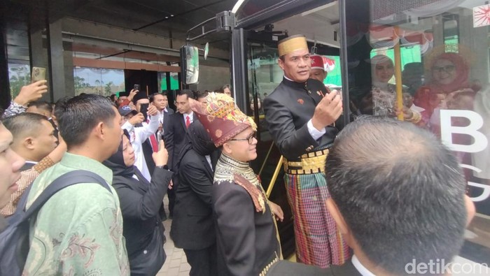 Rombongan Menteri Menunggangi Bus Listrik Menuju Lokasi Upacara di IKN