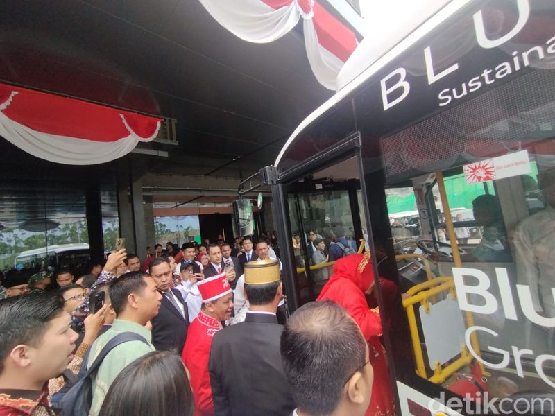 Rombongan Menteri Menunggangi Bus Listrik Menuju Lokasi Upacara di IKN