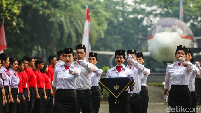 Ratusan petugas maskapai penerbangan melakukan upacara bendera dalam rangka HUT ke-79 RI di Lion Village, Balaraja, Banten, Sabtu (17/8/2024).