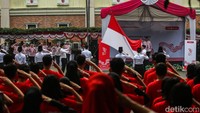 Paskibra mengibarkan bendera merah putih dalam upacara HUT ke-79 RI. 