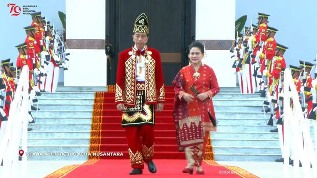 Saat memimpin upacara penurunan bendera di IKN, Presiden Jokowi mengenakan Pakaian Adat Banjar. Ini Maknanya (Foto: Tangkapan layar YouTube Sekretariat Presiden)