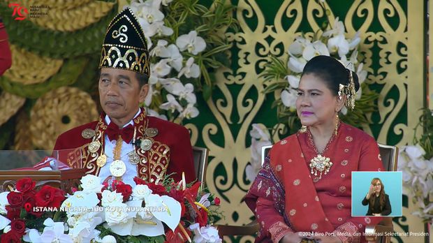 Saat memimpin upacara penurunan bendera di IKN, Presiden Jokowi mengenakan Pakaian Adat Banjar. Ini Maknanya (Foto: Tangkapan layar YouTube Sekretariat Presiden)