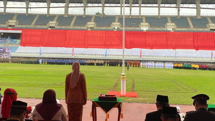 Sekretaris Daerah (Sekda) Kaltim, Sri Wahyuni yang memimpin upacara HUT ke-79 RI di Stadion Palaran Samarinda, Sabtu (17/8/2024).