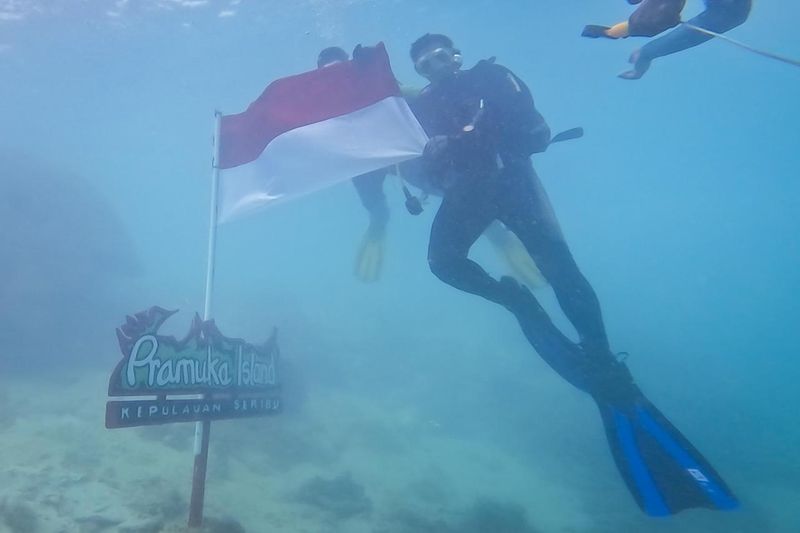 Sandiaga Uno melakukan upacara di bawah laut Pulau Pramuka