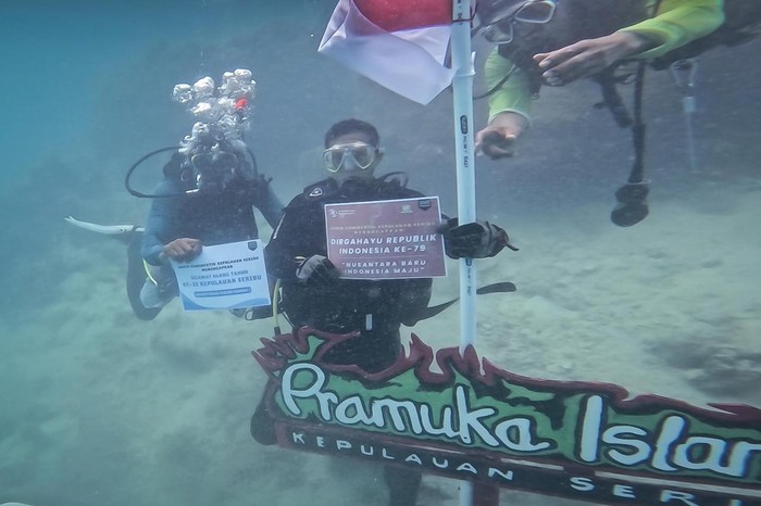 Sandiaga Uno melakukan upacara di bawah laut Pulau Pramuka