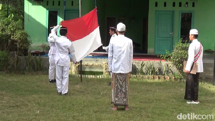 Santri di Lumajang memperingati HUT ke-79 RI