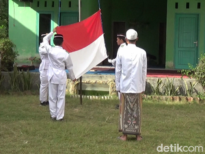 Pakai Sarung dan Kopiah, Santri Lumajang Peringati HUT ke-79 RI