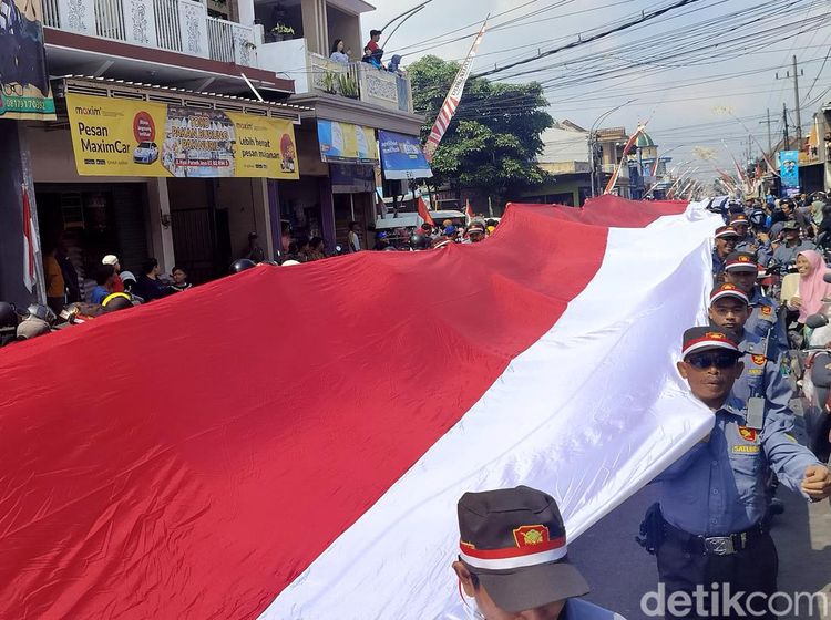 Momen Satlimnas Kota Malang Bentangkan Merah Putih Sepanjang 79 Meter di HUT RI