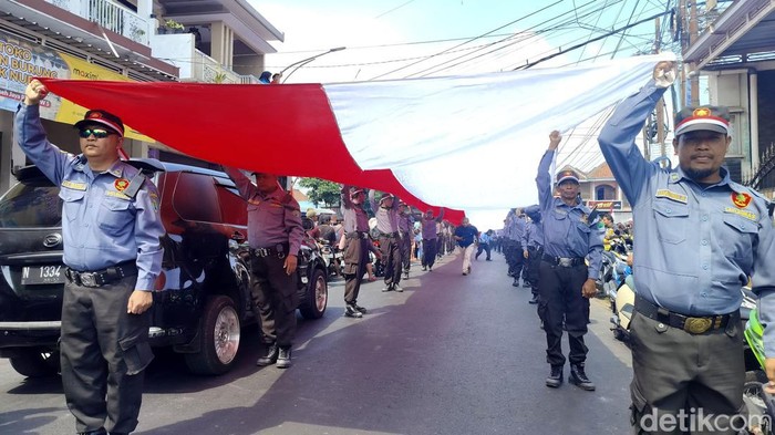 Detik-Detik Proklamasi, Satlinmas di Kota Malang Bentangkan Merah Putih 3x79 Meter