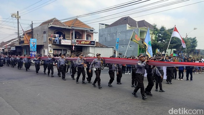 Detik-Detik Proklamasi, Satlinmas di Kota Malang Bentangkan Merah Putih 3x79 Meter