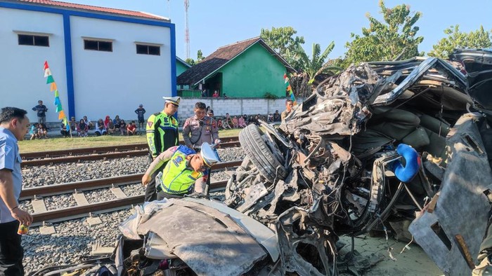 Sebuah mobil tertabrak kereta api di daerah Toroh, Kabupaten Grobogan, Sabtu (17/8/2024).
