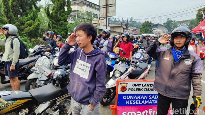 Momen Haru di Simpang Gadog: Pengendara Bersatu dalam Hormat pada HUT RI ke-79