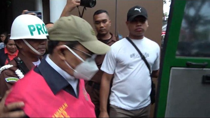Sekda Seram Bagian Timur inisial DK saat dibawa ke rutan.