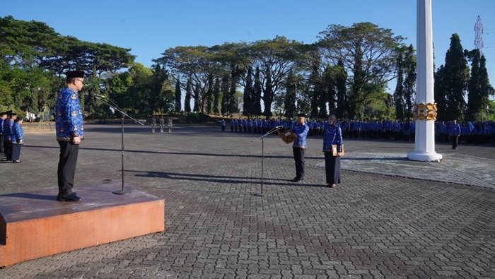 Sekda Sulsel Jufri Rahman memimpin upacara HUT ke-79 RI di Lapangan Kantor Gubernur Sulsel.