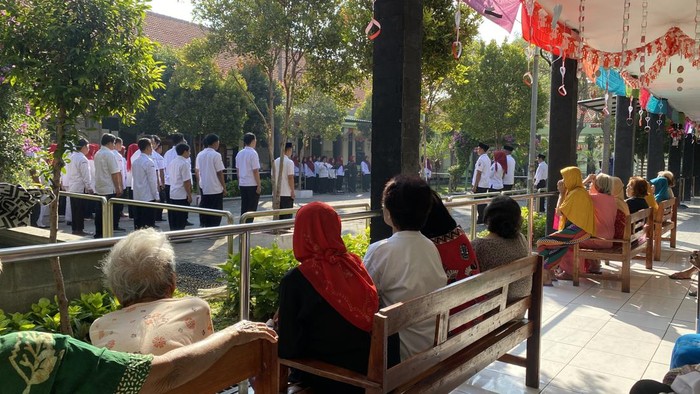 Semangat Lansia di Griya Wreda Surabaya Ikut Upacara, Kenang Masa Perjuangan