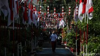 Biasanya menjelang HUT RI, warga di Jakarta maupun di seluruh Indonesia akan berlomba untuk membuat hiasan di kampungnya. Seperti ini salah satu semangat yang tergambar di salah satu sudut permukiman di Jakarta.