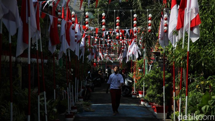 Semarak Kemerdekaan RI ke-79 Beragam kegiatan digelar untuk menyambut perayaan kemerdekaan Republik Indonesia ke-79. Seperti visualisasi yang dikumpulkan oleh Fotografer detikcom di Jakarta. Inilah secuil gambaran semarak kemerdekaan Republik Indonesia ke-79 yang ada di Jakarta dengan pendekatan visual fotografis.