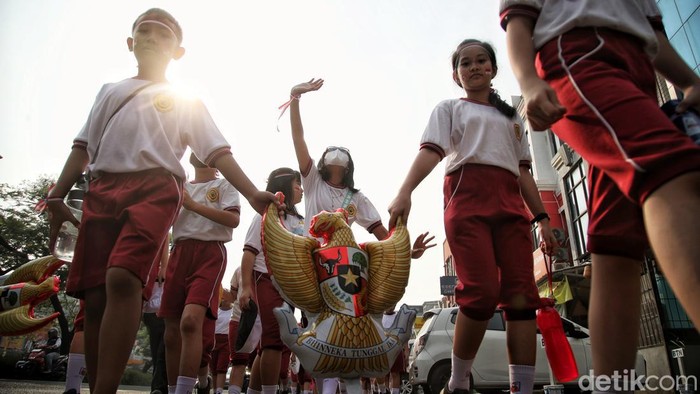 Beragam kegiatan digelar untuk menyambut perayaan kemerdekaan Republik Indonesia ke-79. Seperti visualisasi yang dikumpulkan oleh Fotografer detikcom di Jakarta. 

Inilah secuil gambaran semarak kemerdekaan Republik Indonesia ke-79 yang ada di Jakarta dengan pendekatan visual fotografis.