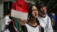 Merayakan HUT RI dengan street fotografi itu sendiri menjadi tantangan tersendiri bagi si Fotografer. Karena harus benar-benar memaksa mata untuk melihat momen dari sisi lain dan berbeda.