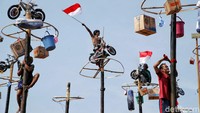 Selain itu akan diadakan lomba antar warga untuk mereferensikan semangat Perjuangan para pahlawan terdahulu. Seperti panjat pinang ini salah satunya.