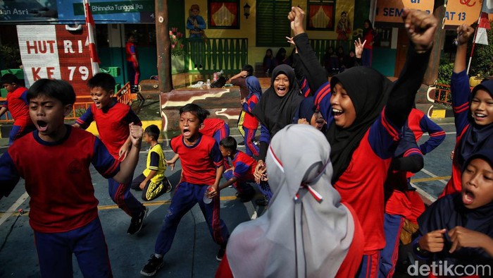 Semarak Kemerdekaan RI ke-79 Beragam kegiatan digelar untuk menyambut perayaan kemerdekaan Republik Indonesia ke-79. Seperti visualisasi yang dikumpulkan oleh Fotografer detikcom di Jakarta. Inilah secuil gambaran semarak kemerdekaan Republik Indonesia ke-79 yang ada di Jakarta dengan pendekatan visual fotografis.