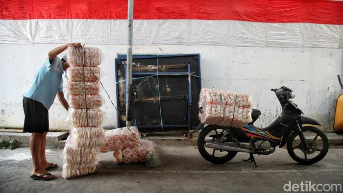 Semarak Kemerdekaan RI ke-79 Beragam kegiatan digelar untuk menyambut perayaan kemerdekaan Republik Indonesia ke-79. Seperti visualisasi yang dikumpulkan oleh Fotografer detikcom di Jakarta. Inilah secuil gambaran semarak kemerdekaan Republik Indonesia ke-79 yang ada di Jakarta dengan pendekatan visual fotografis.