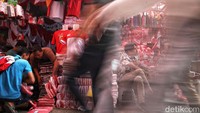 Fotografer berupaya menyampaikan semarak HUT ke-79 melalui pandangan mata secara street fotografis seperti para penjual pernak pernik bendera, simbol di dinding jalanan, dan bermain shadow dengan simbol Kemerdekaan.