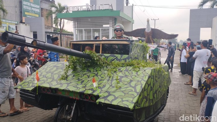 Semarak pawai kemerdekaan di Desa Kolam, Deli Serdang (Kartika Sari/detikcom)