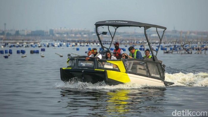 Berwisata ke Kepulauan Seribu sekarang bisa ditempuh dengan lebih dekat dan sat-set. Caranya dengan menaiki perahu Seadoo dari pelabuhan di Pantai Indah Kapuk (PIK).