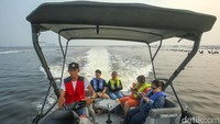 Kendati sore hari biasanya ombak di laut Jakarta sedang tinggi, tetapi perjalanan tetap singkat dan tanpa kendala.  